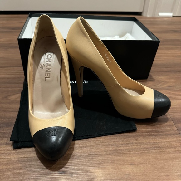 Chanel Two-Tone Leather CC Cap Toe Heels, Size 39.5 - Picture 4 of 10